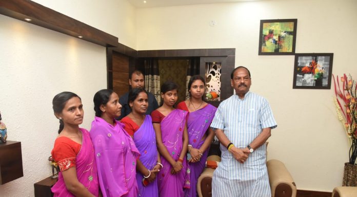 संथाल की आदिवासी महिलाओं को गुमराह किया गया: रघुवर पाकुड़ में सखी मंडल की सदस्यों से मिले मुख्यमंत्री रघुवर दास, कहा- आपकी भूमिका राज्य के विकास में अहम है। आप बहनें आदिवासी गांव की महिलाओं को विकास के लिए जागरूक करें