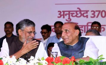 कश्मीर समस्या पं. नेहरू की देन, 72 वर्षों के बाद नमो ने सुधाराः सुशील पटना के एसके मेमोरियल हाल में धारा-370 हटाने के बाद आयोजित भाजपा के सम्मेलन में रक्षा मंत्री राजनाथ सिंह व बिहार के डिप्टी सीएम सुशील कुमार मोदी