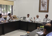 तय समय पर सड़कें बनाने व हरित आवरण बढ़ाने के लिये मुख्यमंत्री ने दिया निर्देश तय समय पर सड़कें बनाने व हरित आवरण बढ़ाने के लिये मुख्यमंत्री ने दिया निर्देश