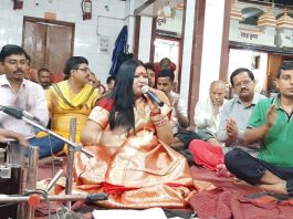 प्रसिद्ध लोकगायिका नीतू कुमारी नवगीत ने सोनपुरवासियों को किया भक्ति भावविभोर प्रसिद्ध लोकगायिका नीतू कुमारी नवगीत ने सोनपुरवासियों को किया भक्ति भावविभोर