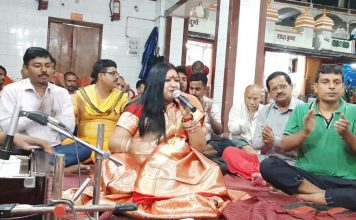 प्रसिद्ध लोकगायिका नीतू कुमारी नवगीत ने सोनपुरवासियों को किया भक्ति भावविभोर प्रसिद्ध लोकगायिका नीतू कुमारी नवगीत ने सोनपुरवासियों को किया भक्ति भावविभोर