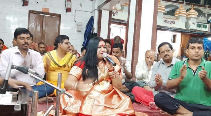 प्रसिद्ध लोकगायिका नीतू कुमारी नवगीत ने सोनपुरवासियों को किया भक्ति भावविभोर प्रसिद्ध लोकगायिका नीतू कुमारी नवगीत ने सोनपुरवासियों को किया भक्ति भावविभोर