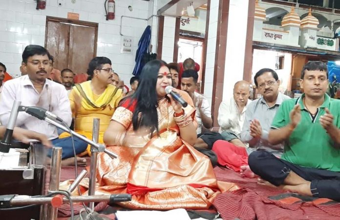प्रसिद्ध लोकगायिका नीतू कुमारी नवगीत ने सोनपुरवासियों को किया भक्ति भावविभोर