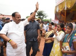 संथाल को विकास से दूर करने वालों का 500 करोड़ की ज़मीन पर है कब्जा- रघुवर