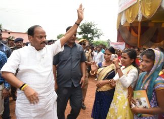 संथाल को विकास से दूर करने वालों का 500 करोड़ की ज़मीन पर है कब्जा- रघुवर