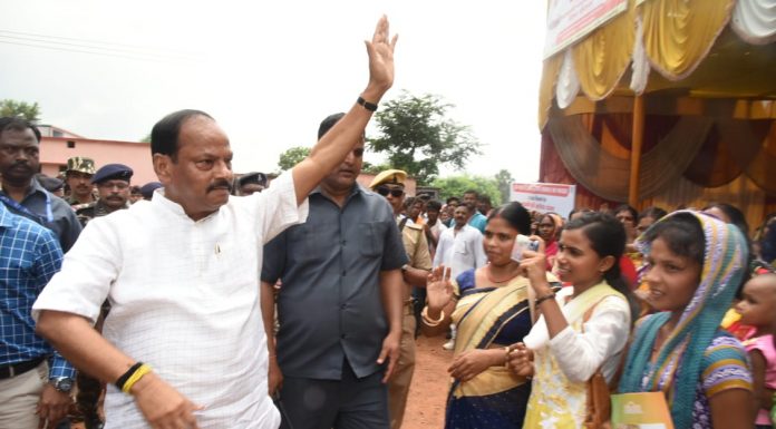 संथाल को विकास से दूर करने वालों का 500 करोड़ की ज़मीन पर है कब्जा- रघुवर