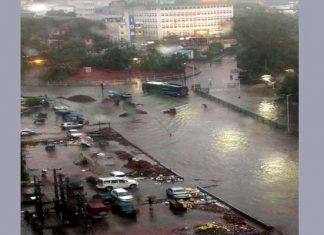 बिहार में पानी ने सबको पानी-पानी कर दिया, सियासत भी गरमायी नीतीश जी शहर काहें भईल बा पानी-पानी, हम कुछ कहब त लाग जाई धक से...
