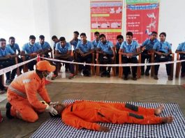 एनडीआरएफ द्वारा स्वयंसेवकों को आपदा प्रबंधन का दिया जा रहा प्रशिक्षण