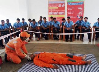 एनडीआरएफ द्वारा स्वयंसेवकों को आपदा प्रबंधन का दिया जा रहा प्रशिक्षण