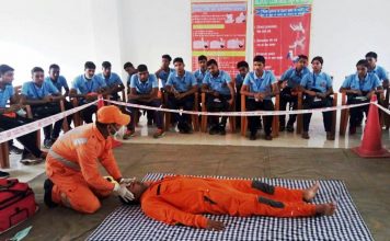 एनडीआरएफ द्वारा स्वयंसेवकों को आपदा प्रबंधन का दिया जा रहा प्रशिक्षण
