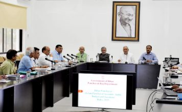 राजस्व एवं भूमि सुधार विभाग ने मुख्यमंत्री के समक्ष किया प्रस्तुतीकरण