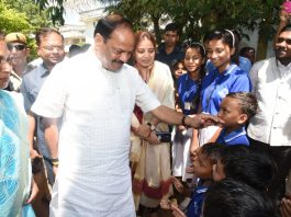 बच्चों ने मुख्यमंत्री का परंपरागत ढंग से स्वागत किया