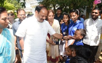 बच्चों ने मुख्यमंत्री का परंपरागत ढंग से स्वागत किया