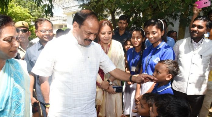 बच्चों ने मुख्यमंत्री का परंपरागत ढंग से स्वागत किया