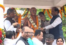 मुख्यमंत्री रघुवर दास ने पंडित दीनदयाल उपाध्याय जयंती के अवसर पर उनकी प्रतिमा पर माल्यार्पण कर अपनी श्रद्धा सुमन अर्पित किया