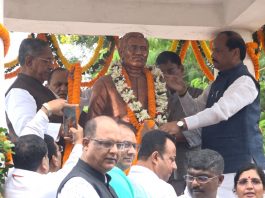 मुख्यमंत्री रघुवर दास ने पंडित दीनदयाल उपाध्याय जयंती के अवसर पर उनकी प्रतिमा पर माल्यार्पण कर अपनी श्रद्धा सुमन अर्पित किया