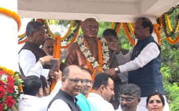 मुख्यमंत्री रघुवर दास ने पंडित दीनदयाल उपाध्याय जयंती के अवसर पर उनकी प्रतिमा पर माल्यार्पण कर अपनी श्रद्धा सुमन अर्पित किया