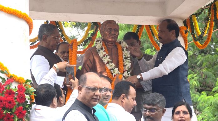 मुख्यमंत्री रघुवर दास ने पंडित दीनदयाल उपाध्याय जयंती के अवसर पर उनकी प्रतिमा पर माल्यार्पण कर अपनी श्रद्धा सुमन अर्पित किया