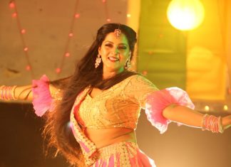 दिनेश लाल यादव-आम्रपाली की फिल्म- ‘निरहुआ द लीडर’ की शूटिंग फिल्म का एक दृश्य