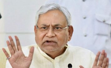 नीतीश कुमार नींद से जागे, जानिए प्रवासियों के लिए क्या किया ऐलान नीतीश कुमार ने भी माना है कि बिहार असेंबली की कल हुई घटना शर्मनाक है। इसके लिए विपक्ष को कोसा। मुख्यमंत्री नीतीश कुमार पत्रकारों से बात कर रहे थे।