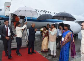राष्ट्रपति कोविंद पहुंचे रांची, कल से झारखंड में उनके तीन कार्यक्रम रांची हवाई अड्डे पर राष्ट्रपति रामनाथ काविंद का स्वागत करने पहुंचे राज्यपाल, द्रौपदी मुर्मू, मुख्यमंत्री रघुवर दास व अन्य