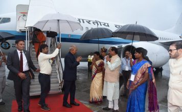 राष्ट्रपति कोविंद पहुंचे रांची, कल से झारखंड में उनके तीन कार्यक्रम रांची हवाई अड्डे पर राष्ट्रपति रामनाथ काविंद का स्वागत करने पहुंचे राज्यपाल, द्रौपदी मुर्मू, मुख्यमंत्री रघुवर दास व अन्य