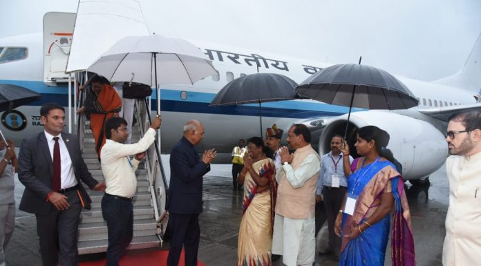 राष्ट्रपति कोविंद पहुंचे रांची, कल से झारखंड में उनके तीन कार्यक्रम रांची हवाई अड्डे पर राष्ट्रपति रामनाथ काविंद का स्वागत करने पहुंचे राज्यपाल, द्रौपदी मुर्मू, मुख्यमंत्री रघुवर दास व अन्य
