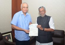 साहित्यकारों पर मुकदमे से भाजपा ने पल्ला झाड़ा सुशील मोदी कोे अमिताभ बच्चन की ओर से 51 लाख का चेक देते उनके प्रतिनिधि