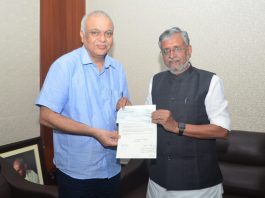 साहित्यकारों पर मुकदमे से भाजपा ने पल्ला झाड़ा सुशील मोदी कोे अमिताभ बच्चन की ओर से 51 लाख का चेक देते उनके प्रतिनिधि