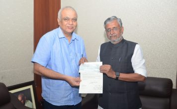 साहित्यकारों पर मुकदमे से भाजपा ने पल्ला झाड़ा सुशील मोदी कोे अमिताभ बच्चन की ओर से 51 लाख का चेक देते उनके प्रतिनिधि