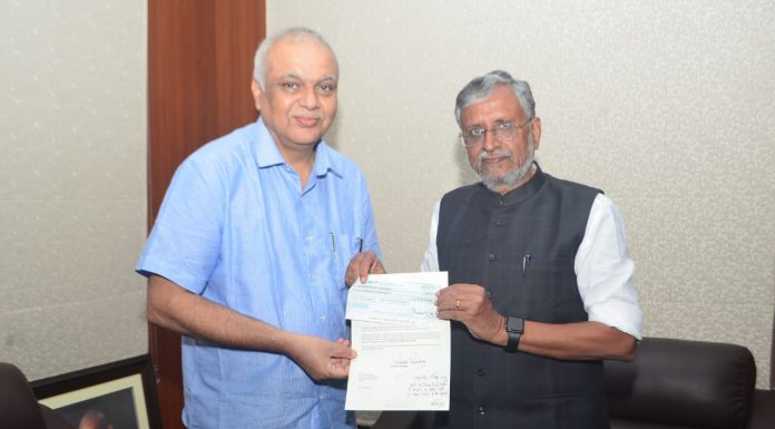 साहित्यकारों पर मुकदमे से भाजपा ने पल्ला झाड़ा सुशील मोदी कोे अमिताभ बच्चन की ओर से 51 लाख का चेक देते उनके प्रतिनिधि