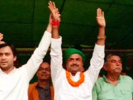 तेजस्वी यादव दरौंदा में उपचुनाव के लिए दो दिन से डटे हैं उपचुनाव में राजद प्रत्याशी के लिए दरौंदा में डटे हैं नेता प्रतिपक्ष तेजस्वी यादव