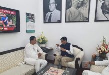 बिहार में जलभराव पर शुरू हुई राजनीति, निशाने पर नीतीश व अफसर बिहार में बारिश से उत्पन्न जलजमाव के हालात पर गृह राज्यमंत्री नित्यानंद राय से मुलाकात करते बिहार प्रदेश भाजपा के अध्यक्ष संजय जयसवाल