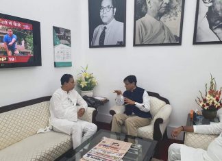 बिहार में जलभराव पर शुरू हुई राजनीति, निशाने पर नीतीश व अफसर बिहार में बारिश से उत्पन्न जलजमाव के हालात पर गृह राज्यमंत्री नित्यानंद राय से मुलाकात करते बिहार प्रदेश भाजपा के अध्यक्ष संजय जयसवाल