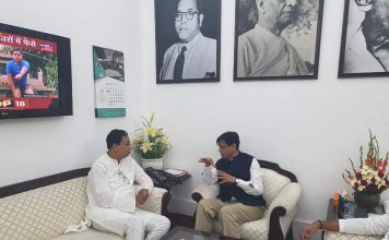 बिहार में जलभराव पर शुरू हुई राजनीति, निशाने पर नीतीश व अफसर बिहार में बारिश से उत्पन्न जलजमाव के हालात पर गृह राज्यमंत्री नित्यानंद राय से मुलाकात करते बिहार प्रदेश भाजपा के अध्यक्ष संजय जयसवाल