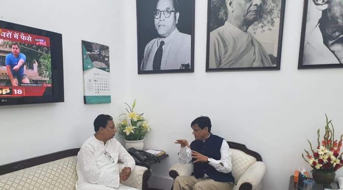 बिहार में जलभराव पर शुरू हुई राजनीति, निशाने पर नीतीश व अफसर बिहार में बारिश से उत्पन्न जलजमाव के हालात पर गृह राज्यमंत्री नित्यानंद राय से मुलाकात करते बिहार प्रदेश भाजपा के अध्यक्ष संजय जयसवाल