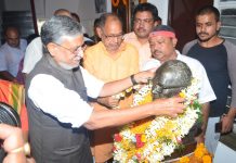 बिहार में NDA टूट के मुहाने पर, BJP-JDU की जुदा हो सकती है राह ! पटना में लोकनायक जयप्रकाश की जयंती पर माल्यार्पण करते बिहार के उपमुख्यमंत्री सुशील कुमार मोदी