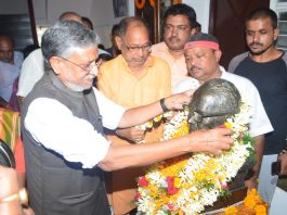 बिहार में NDA टूट के मुहाने पर, BJP-JDU की जुदा हो सकती है राह ! पटना में लोकनायक जयप्रकाश की जयंती पर माल्यार्पण करते बिहार के उपमुख्यमंत्री सुशील कुमार मोदी