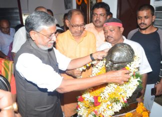 बिहार में NDA टूट के मुहाने पर, BJP-JDU की जुदा हो सकती है राह ! पटना में लोकनायक जयप्रकाश की जयंती पर माल्यार्पण करते बिहार के उपमुख्यमंत्री सुशील कुमार मोदी