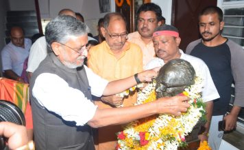 बिहार में NDA टूट के मुहाने पर, BJP-JDU की जुदा हो सकती है राह ! पटना में लोकनायक जयप्रकाश की जयंती पर माल्यार्पण करते बिहार के उपमुख्यमंत्री सुशील कुमार मोदी