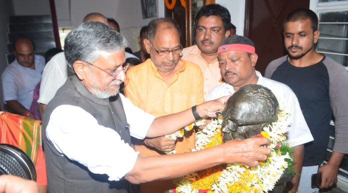 बिहार में NDA टूट के मुहाने पर, BJP-JDU की जुदा हो सकती है राह ! पटना में लोकनायक जयप्रकाश की जयंती पर माल्यार्पण करते बिहार के उपमुख्यमंत्री सुशील कुमार मोदी