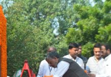 सुशील मोदी ने आरजेडी पर फिर हमला बोला, लिया लपेटे में डॉ लोहिया की प्रतिमा पर पुष्पांजलि अर्पित करते उपमुख्यमंत्री