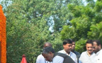 सुशील मोदी ने आरजेडी पर फिर हमला बोला, लिया लपेटे में डॉ लोहिया की प्रतिमा पर पुष्पांजलि अर्पित करते उपमुख्यमंत्री