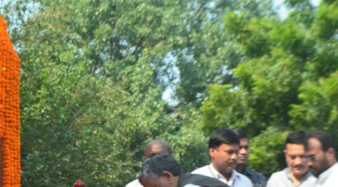 सुशील मोदी ने आरजेडी पर फिर हमला बोला, लिया लपेटे में डॉ लोहिया की प्रतिमा पर पुष्पांजलि अर्पित करते उपमुख्यमंत्री