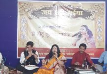 जय छठी मैया के आयोजन में नीतू नवगीत ने बिखेरे जलवे कार्यक्रम पेश करते डा. नीतू कुमारी नवगीत और उनके सहयोगी कलाकार