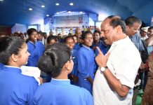 CM रघुवर ने कहा- 67 साल में 3 मेडिकल कॉलेज और 5 साल में 5 मुख्यमंत्री रघुवर दास ने सरायकेला-खरसावां स्थित राजनगर में नर्सिंग कौशल कॉलेज का उद्घाटन किया