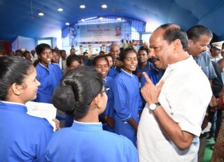 CM रघुवर ने कहा- 67 साल में 3 मेडिकल कॉलेज और 5 साल में 5 मुख्यमंत्री रघुवर दास ने सरायकेला-खरसावां स्थित राजनगर में नर्सिंग कौशल कॉलेज का उद्घाटन किया