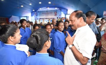 CM रघुवर ने कहा- 67 साल में 3 मेडिकल कॉलेज और 5 साल में 5 मुख्यमंत्री रघुवर दास ने सरायकेला-खरसावां स्थित राजनगर में नर्सिंग कौशल कॉलेज का उद्घाटन किया