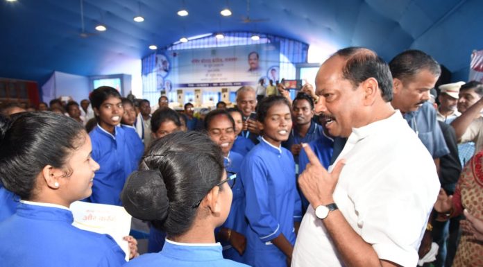 CM रघुवर ने कहा- 67 साल में 3 मेडिकल कॉलेज और 5 साल में 5 मुख्यमंत्री रघुवर दास ने सरायकेला-खरसावां स्थित राजनगर में नर्सिंग कौशल कॉलेज का उद्घाटन किया