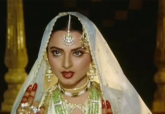 इन आँखों की मस्ती के मस्ताने ……………………………… अभिनेत्री रेखा